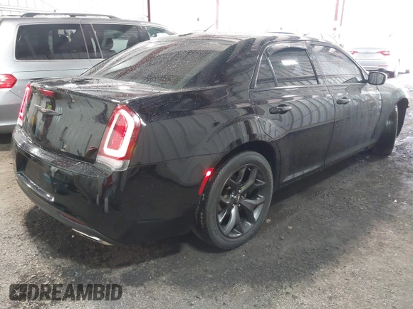 2021 Chrysler 300 S z VIN 2C3CCABG0MH554276, wystawiony jako IAAI lot #42156919 z przebiegiem 99 111 mil mil oraz . Historia ofert i sprzedaży dostępna na DreamBid. Obrazek 4.
