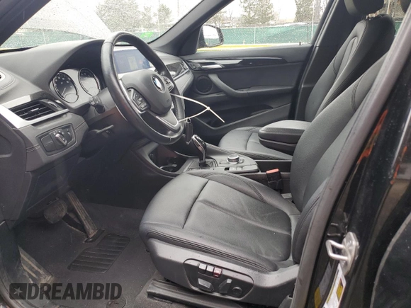 2021 BMW X1 xDrive28i z VIN WBXJG9C06M5T76049, wystawiony jako Copart lot #51816115 z przebiegiem 59 656 mil mil oraz Szkoda całkowita • Salvage title. Historia ofert i sprzedaży dostępna na DreamBid. Obrazek 7.