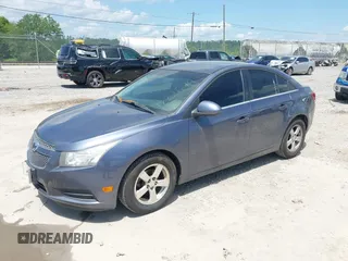 2014 Chevrolet Cruze 1LT z VIN 1G1PC5SB1E7102335, wystawiony jako IAAI lot #42226743 z przebiegiem 236 900 mil mil oraz . Historia ofert i sprzedaży dostępna na DreamBid. Obrazek 2.