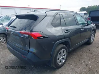 2021 Toyota RAV4 LE z VIN 2T3H1RFV5MC155993, wystawiony jako IAAI lot #42259037 z przebiegiem 79 719 mil mil oraz . Historia ofert i sprzedaży dostępna na DreamBid. Obrazek 4.