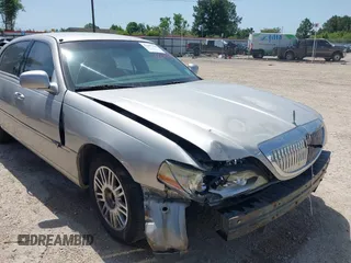 2008 Lincoln Town Car Limited z VIN 2LNHM82V78X632906, wystawiony jako IAAI lot #42247751 z przebiegiem 166 532 mil mil oraz . Historia ofert i sprzedaży dostępna na DreamBid. Obrazek 6.