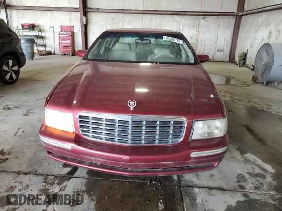 1998 Cadillac DeVille z VIN 1G6KD54Y3WU754718, wystawiony jako Copart lot #60068175 z przebiegiem 64 498 mil mil oraz Czysty tytuł • Clean title. Historia ofert i sprzedaży dostępna na DreamBid. Obrazek 5.
