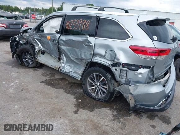 2018 Toyota Highlander SE z VIN 5TDJZRFH0JS529197, wystawiony jako IAAI lot #40233988 z przebiegiem Nie podano mil oraz . Historia ofert i sprzedaży dostępna na DreamBid. Obrazek 3.