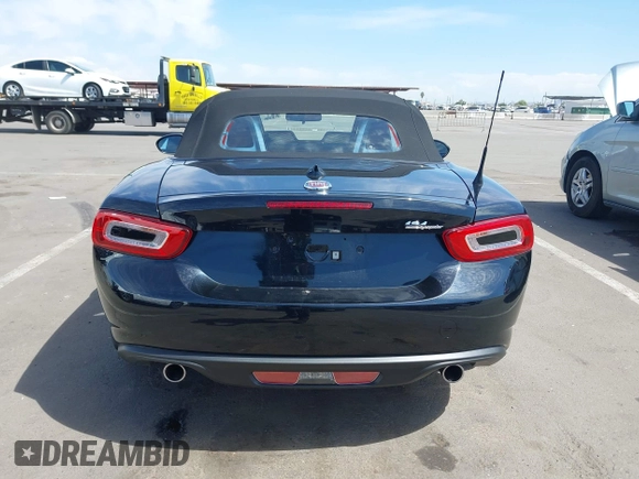 2019 FIAT 124 Spider Lusso z VIN JC1NFAEK6K0143183, wystawiony jako IAAI lot #42173832 z przebiegiem 3 574 mil mil oraz . Historia ofert i sprzedaży dostępna na DreamBid. Obrazek 16.