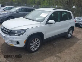 2017 Volkswagen Tiguan S z VIN WVGBV7AX8HK054298, wystawiony jako IAAI lot #42059711 z przebiegiem 89 686 mil mil oraz . Historia ofert i sprzedaży dostępna na DreamBid. Obrazek 2.