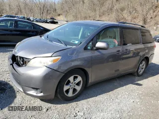 2013 Toyota Sienna LE AAS z VIN 5TDKK3DC6DS314456, wystawiony jako Copart lot #53459825 z przebiegiem 210 228 mil mil oraz Szkoda całkowita • Salvage title. Historia ofert i sprzedaży dostępna na DreamBid. Obrazek 1.