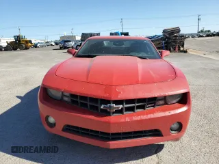 2011 Chevrolet Camaro 2LT z VIN 2G1FC1ED4B9193354, wystawiony jako Copart lot #57403725 z przebiegiem 255 443 mil mil oraz Szkoda całkowita • Salvage title. Historia ofert i sprzedaży dostępna na DreamBid. Obrazek 5.