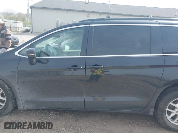 2022 Chrysler Pacifica Touring L with VIN 2C4RC1BG3NR181915, listed as a IAAI auction lot 41946833 with 69,590 mi miles and . Bid and sale history available at DreamBid. Image 15.