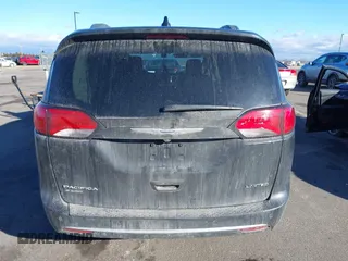 2020 Chrysler Pacifica Limited z VIN 2C4RC1GG6LR114215, wystawiony jako IAAI lot #41694316 z przebiegiem 107 166 mil mil oraz . Historia ofert i sprzedaży dostępna na DreamBid. Obrazek 16.