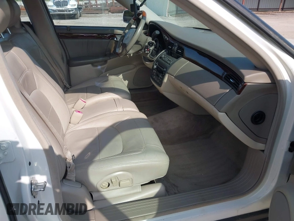 2004 Cadillac DeVille DHS z VIN 1G6KE57Y24U260694, wystawiony jako IAAI lot #42235533 z przebiegiem 156 689 mil mil oraz . Historia ofert i sprzedaży dostępna na DreamBid. Obrazek 5.