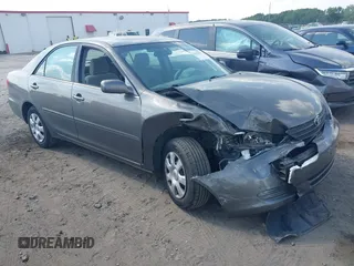 2004 Toyota Camry LE z VIN 4T1BE30K24U851546, wystawiony jako IAAI lot #42165638 z przebiegiem 287 148 mil mil oraz . Historia ofert i sprzedaży dostępna na DreamBid. Obrazek 1.