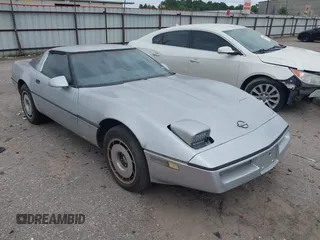 1985 Chevrolet Corvette z VIN 1G1YY0781F5135810, wystawiony jako IAAI lot #42305628 z przebiegiem 141 141 mil mil oraz . Historia ofert i sprzedaży dostępna na DreamBid. Obrazek 1.