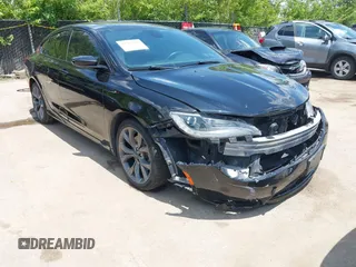 2015 Chrysler 200 S z VIN 1C3CCCBB1FN538906, wystawiony jako IAAI lot #42567350 z przebiegiem 131 549 mil mil oraz . Historia ofert i sprzedaży dostępna na DreamBid. Obrazek 1.