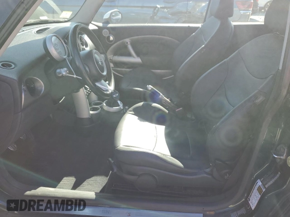 2005 MINI Hardtop S с VIN WMWRE33485TD91770, выставлен на аукционе Copart как лот 53641335 с пробегом 130 450 миль миль и Чистый • Clean title. История ставок и продаж доступна на DreamBid. Изображение 7.