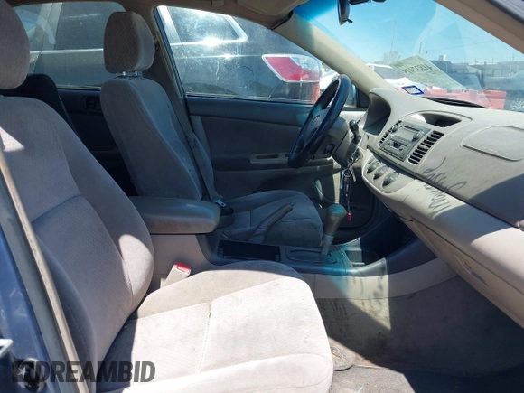 2004 Toyota Camry LE z VIN 4T1BE32K74U915657, wystawiony jako IAAI lot #41837915 z przebiegiem 260 096 mil mil oraz . Historia ofert i sprzedaży dostępna na DreamBid. Obrazek 5.