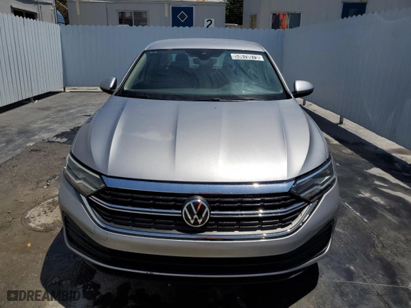2024 Volkswagen Jetta SE with VIN 3VWEM7BU6RM025611, listed as a Copart auction lot 53670075 with 31,262 mi miles and Clean Title. Bid and sale history available at carsss.com. Image 5.