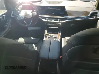 2024 BMW X7 xDrive40i z VIN 5UX23EM09R9T85217, wystawiony jako Copart lot #55027125 z przebiegiem 30 337 mil mil oraz Szkody całkowita. Historia ofert i sprzedaży dostępna na DreamBid. Obrazek 8.
