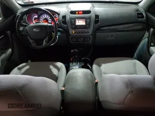 2015 Kia Sorento LX z VIN 5XYKTCA69FG593865, wystawiony jako Copart lot #49466205 z przebiegiem 128 270 mil mil oraz Szkoda całkowita • Salvage title. Historia ofert i sprzedaży dostępna na DreamBid. Obrazek 8.