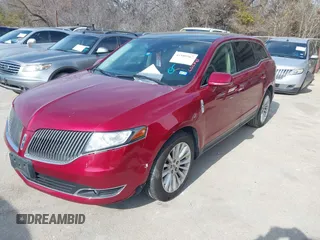 2014 Lincoln MKT EcoBoost z VIN 2LMHJ5AT9EBL55440, wystawiony jako IAAI lot #41589967 z przebiegiem 194 408 mil mil oraz . Historia ofert i sprzedaży dostępna na DreamBid. Obrazek 17.