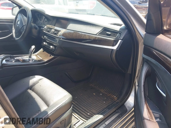 2012 BMW 5 Series 535i xDrive z VIN WBAFU7C58CDU63402, wystawiony jako IAAI lot #42317701 z przebiegiem 118 060 mil mil oraz . Historia ofert i sprzedaży dostępna na DreamBid. Obrazek 5.