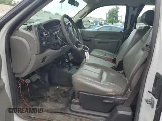 2013 GMC Sierra 2500HD Work Truck z VIN 1GT22ZC82DZ229449, wystawiony jako Copart lot #61175655 z przebiegiem Nie podano mil oraz Szkoda całkowita • Salvage title. Historia ofert i sprzedaży dostępna na DreamBid. Obrazek 7.