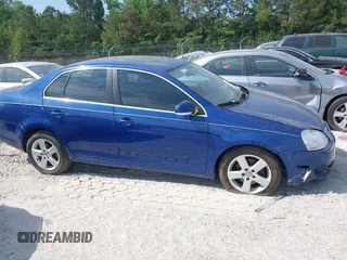 2009 Volkswagen Jetta SE z VIN 3VWRZ71K99M159242, wystawiony jako IAAI lot #42200917 z przebiegiem 226 285 mil mil oraz . Historia ofert i sprzedaży dostępna na DreamBid. Obrazek 14.