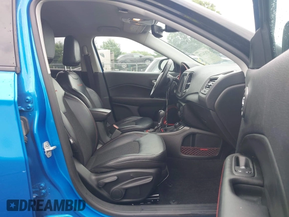 2019 Jeep Compass Trailhawk z VIN 3C4NJDDB6KT760638, wystawiony jako IAAI lot #42634778 z przebiegiem 88 965 mil mil oraz . Historia ofert i sprzedaży dostępna na DreamBid. Obrazek 5.