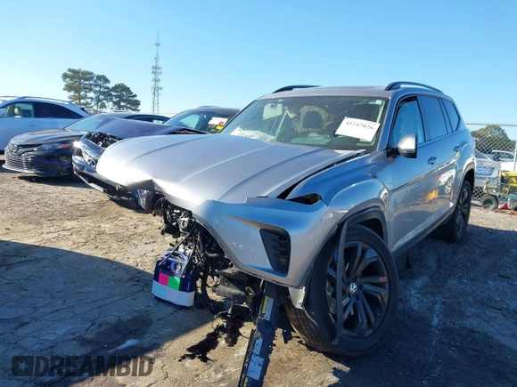 2022 Volkswagen Atlas SE z VIN 1V2JP2CA6NC502757, wystawiony jako IAAI lot #41247026 z przebiegiem 70 124 mil mil oraz . Historia ofert i sprzedaży dostępna na DreamBid. Obrazek 6.