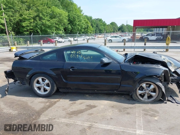 2008 Ford Mustang Deluxe z VIN 1ZVHT80N985155422, wystawiony jako IAAI lot #42312812 z przebiegiem Nie podano mil oraz . Historia ofert i sprzedaży dostępna na DreamBid. Obrazek 14.