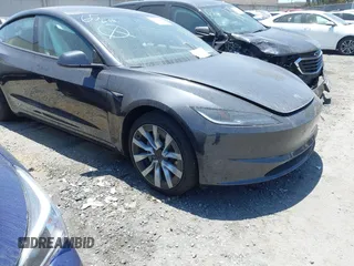 2025 Tesla Model 3 Long Range z VIN 5YJ3E1EA9SF904908, wystawiony jako IAAI lot #42246396 z przebiegiem 1 515 mil mil oraz . Historia ofert i sprzedaży dostępna na DreamBid. Obrazek 1.