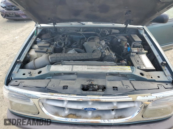 1996 Ford Explorer XL z VIN 1FMDU34X3TZB90029, wystawiony jako Copart lot #53925325 z przebiegiem 266 904 mil mil oraz Czysty tytuł • Clean title. Historia ofert i sprzedaży dostępna na DreamBid. Obrazek 12.