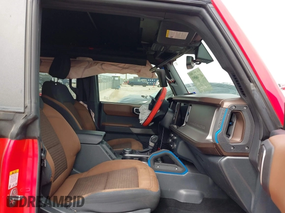 2022 Ford Bronco z VIN 1FMDE5DH7NLA98557, wystawiony jako IAAI lot #41746093 z przebiegiem 61 718 mil mil oraz . Historia ofert i sprzedaży dostępna na DreamBid. Obrazek 5.