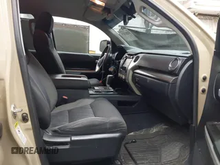 2017 Toyota Tundra SR5 z VIN 5TFRY5F18HX222592, wystawiony jako IAAI lot #42213820 z przebiegiem 204 876 mil mil oraz . Historia ofert i sprzedaży dostępna na DreamBid. Obrazek 5.