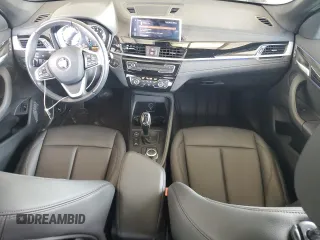 2022 BMW X1 xDrive28i z VIN WBXJG9C05N5U77973, wystawiony jako Copart lot #56828995 z przebiegiem 14 448 mil mil oraz Szkoda całkowita • Salvage title. Historia ofert i sprzedaży dostępna na DreamBid. Obrazek 8.