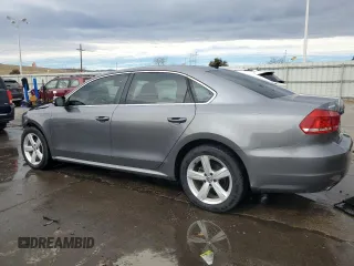 2013 Volkswagen Passat SE z VIN 1VWBH7A38DC021974, wystawiony jako Copart lot #50365355 z przebiegiem 127 888 mil mil oraz Szkoda całkowita • Salvage title. Historia ofert i sprzedaży dostępna na DreamBid. Obrazek 2.