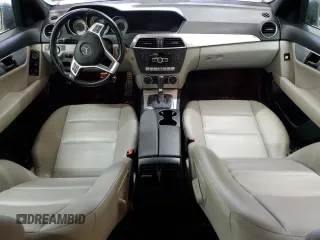 2014 Mercedes-Benz C 250 Sport z VIN WDDGF4HB5EA967155, wystawiony jako Copart lot #58769135 z przebiegiem 103 055 mil mil oraz Czysty tytuł • Clean title. Historia ofert i sprzedaży dostępna na DreamBid. Obrazek 8.