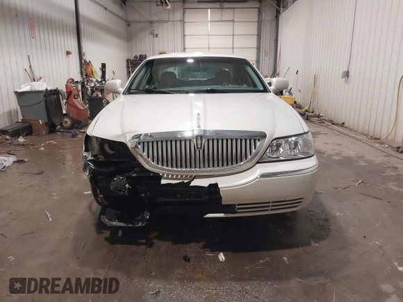 2004 Lincoln Town Car Ultimate z VIN 1LNHM83W74Y640747, wystawiony jako IAAI lot #41612377 z przebiegiem 36 400 mil mil oraz . Historia ofert i sprzedaży dostępna na DreamBid. Obrazek 13.