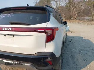2024 Kia Seltos S z VIN KNDEU2AA2R7475621, wystawiony jako IAAI lot #41673661 z przebiegiem 31 690 mil mil oraz . Historia ofert i sprzedaży dostępna na DreamBid. Obrazek 4.