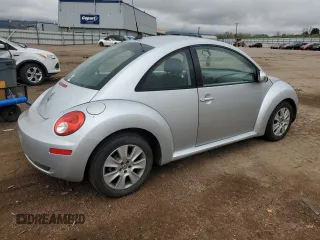 2008 Volkswagen Beetle S z VIN 3VWRW31C98M526715, wystawiony jako Copart lot #55735405 z przebiegiem 61 321 mil mil oraz Szkody całkowita. Historia ofert i sprzedaży dostępna na DreamBid. Obrazek 3.