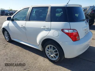 2006 Scion xA z VIN JTKKT624365020332, wystawiony jako IAAI lot #42335748 z przebiegiem 103 621 mil mil oraz . Historia ofert i sprzedaży dostępna na DreamBid. Obrazek 3.