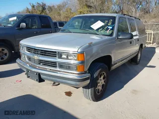 1997 Chevrolet Suburban with VIN 3GNFK16R6VG186072, listed as a IAAI auction lot 41373166 with 275,290 mi miles. Bid and sale history available at carsss.com. Image 2.