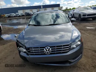 2015 Volkswagen Passat SE z VIN 1VWBV7A38FC030038, wystawiony jako Copart lot #58314365 z przebiegiem 121 533 mil mil oraz Czysty tytuł • Clean title. Historia ofert i sprzedaży dostępna na DreamBid. Obrazek 5.