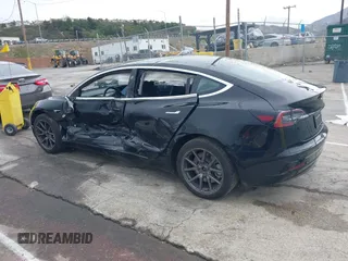 2019 Tesla Model 3 Mid Range z VIN 5YJ3E1EA1KF426824, wystawiony jako IAAI lot #41787234 z przebiegiem 69 879 mil mil oraz . Historia ofert i sprzedaży dostępna na DreamBid. Obrazek 3.