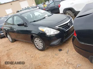 2019 Nissan Versa SV z VIN 3N1CN7AP4KL820481, wystawiony jako IAAI lot #42033570 z przebiegiem 106 678 mil mil oraz . Historia ofert i sprzedaży dostępna na DreamBid. Obrazek 1.