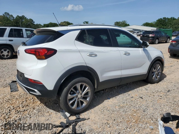2021 Buick Encore GX Select z VIN KL4MMDSL1MB080983, wystawiony jako Copart lot #57167195 z przebiegiem Nie podano mil oraz Szkoda całkowita • Salvage title. Historia ofert i sprzedaży dostępna na DreamBid. Obrazek 3.