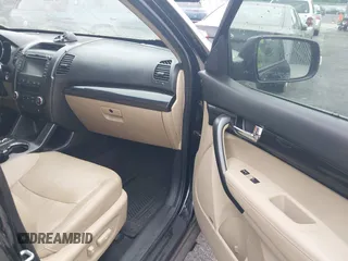 2013 Kia Sorento EX z VIN 5XYKU4A6XDG330770, wystawiony jako IAAI lot #42226062 z przebiegiem 184 705 mil mil oraz . Historia ofert i sprzedaży dostępna na DreamBid. Obrazek 5.