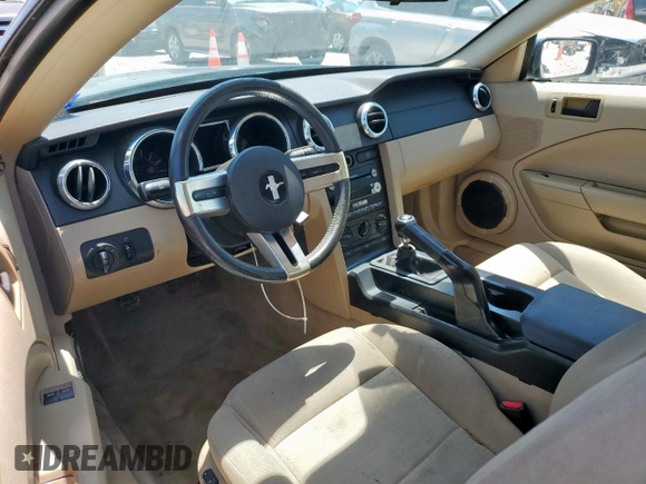 2005 Ford Mustang Deluxe z VIN 1ZVFT80N255187566, wystawiony jako Copart lot #58336465 z przebiegiem 161 139 mil mil oraz Czysty tytuł • Clean title. Historia ofert i sprzedaży dostępna na DreamBid. Obrazek 8.