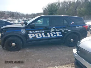 2020 Ford Police Interceptor Utility z VIN 1FM5K8AB2LGC51317, wystawiony jako IAAI lot #41755681 z przebiegiem 102 945 mil mil oraz . Historia ofert i sprzedaży dostępna na DreamBid. Obrazek 14.