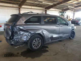 2022 Toyota Sienna XLE with VIN 5TDJRKEC2NS099174, listed as a Copart auction lot 46711375 with 60,870 mi miles and Salvage Title. Bid and sale history available at carsss.com. Image 3.