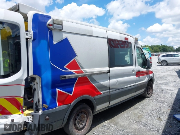 2018 Ford Transit z VIN 1FDYR2CM5JKA14321, wystawiony jako IAAI lot #42231277 z przebiegiem Nie podano mil oraz . Historia ofert i sprzedaży dostępna na DreamBid. Obrazek 13.